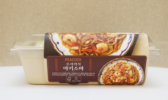 친환경 패키지가 적용된 피코크 오사카식 야키소바. <이마트 제공>